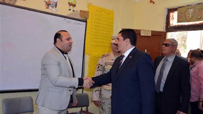 استمرار الحشود أمام اللجان للإدلاء بأصواتهم في عملية الاستفتاء بالقليوبية