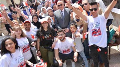 طلاب في مدرسة الديمقراطية