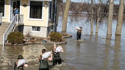 فيضانات تضرب مقاطعة كيبيك الكندية والسلطات تعلن حالة التأهب