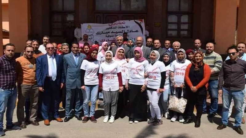 طلاب المنوفية يحملون