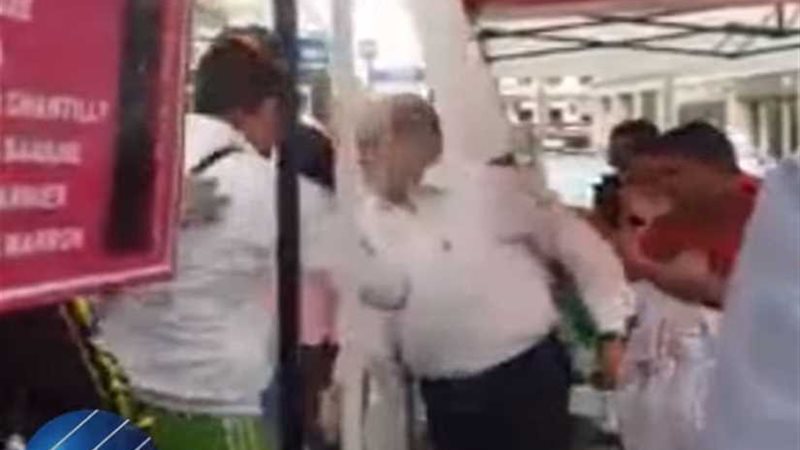 جزائريون يطردون قياديًا