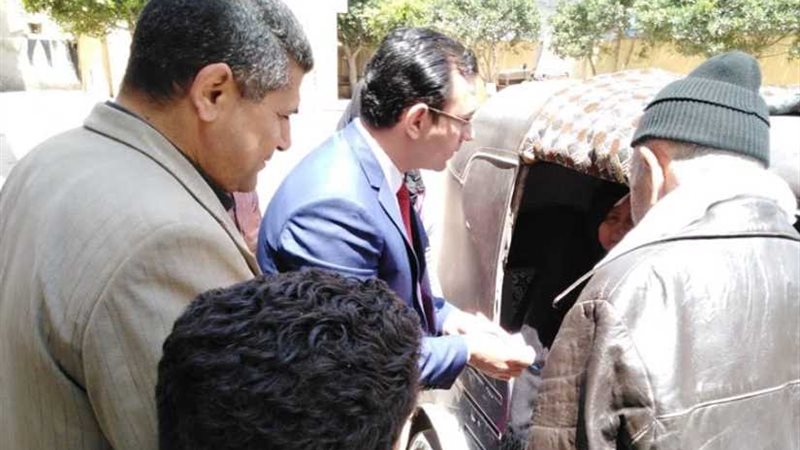 قاضٍ يساعد عجوزا