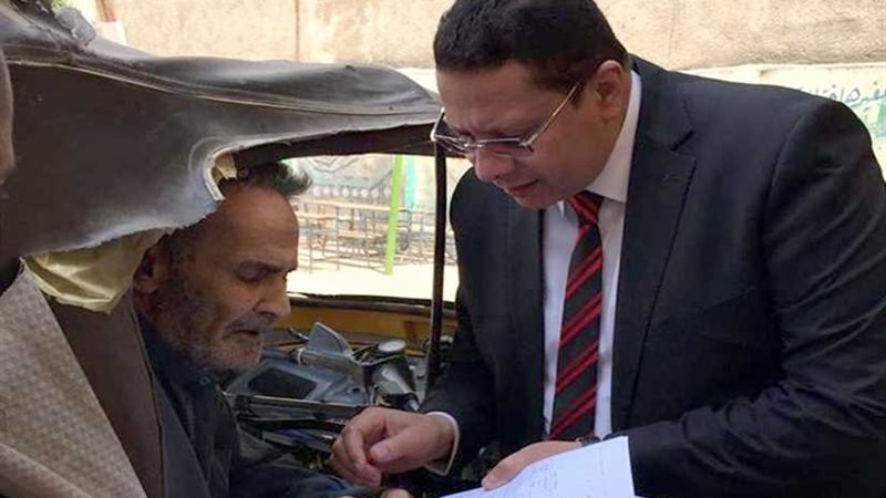 قاضٍ يخرج من لجنته