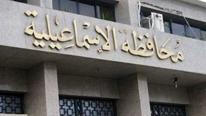 سيارة إسعاف تنقل