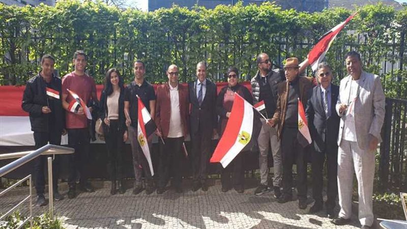 سيدات من لجان الاستفتاء