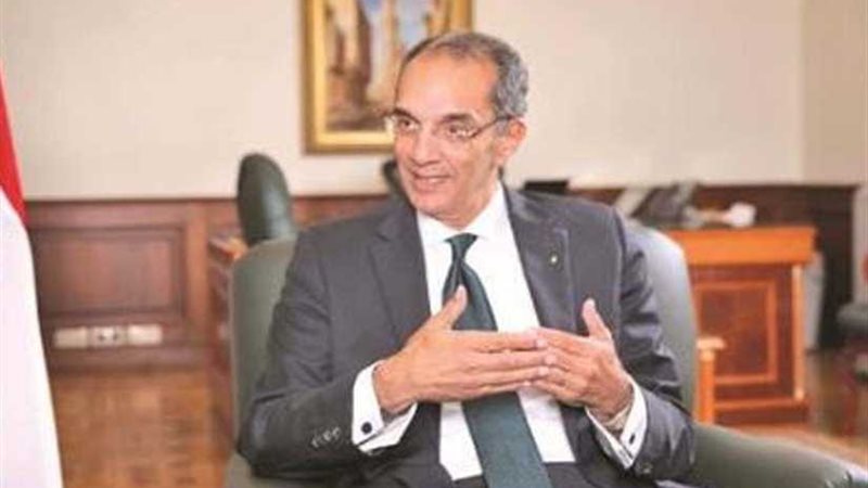 وزير الاتصالات يستعرض