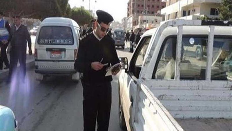 المرور يضبط 10 سائقين