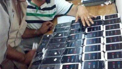 جمارك مطار برج العرب تحبط محاولة تهريب هواتف محمولة بـ 620 ألف جنيه