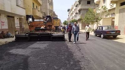 رؤساء الوحدات المحلية يتابعون أعمال رصف الطرق بالبحيرة