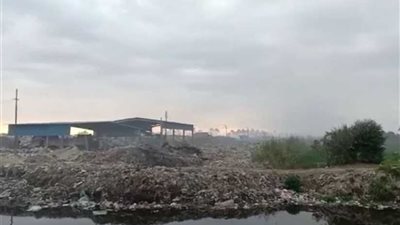 دخان حرائق القمامة الملوث يغطى سماء قرية 