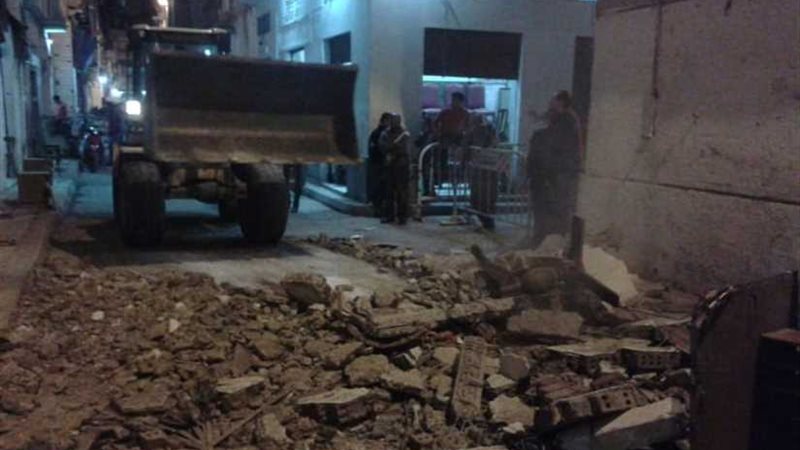 مصرع عامل سقطت عليه