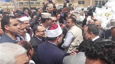 توزيع مساعدات على الأسر المحتاجة من الأوقاف