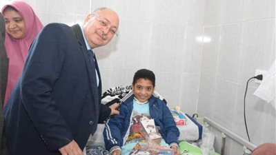 العجمي والتمساح والجيزاوي يطمئنون على مرضى مستشفى الطلبة