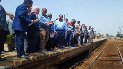 رئيس السكة الحديد يتفقد مشروعات التطوير على خط 