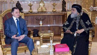 بالصور.. وزير الداخلية يزور البابا تواضروس الثاني بمقر الكاتدرائية بالعباسية