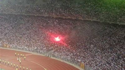 جماهير الزمالك تشعل الشماريخ احتفالا بهدف كهربا