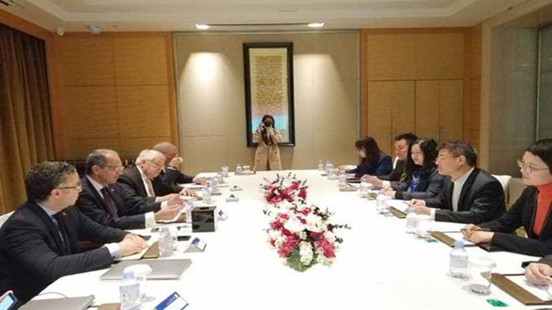 وزير الاتصالات يبحث