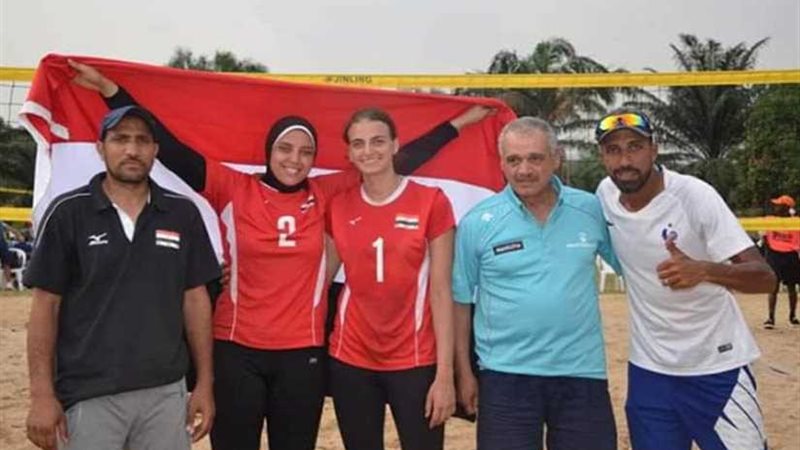 سيدات الطائرة الشاطئية