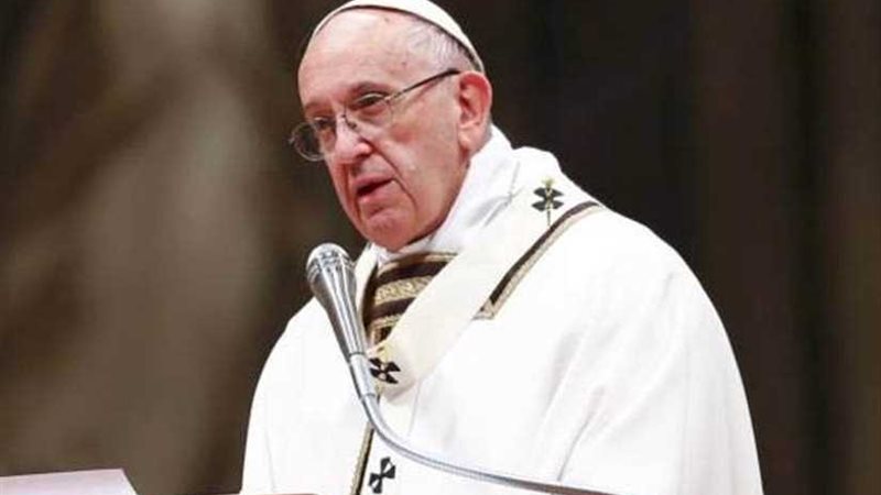 بابا الفاتيكان يتبرع