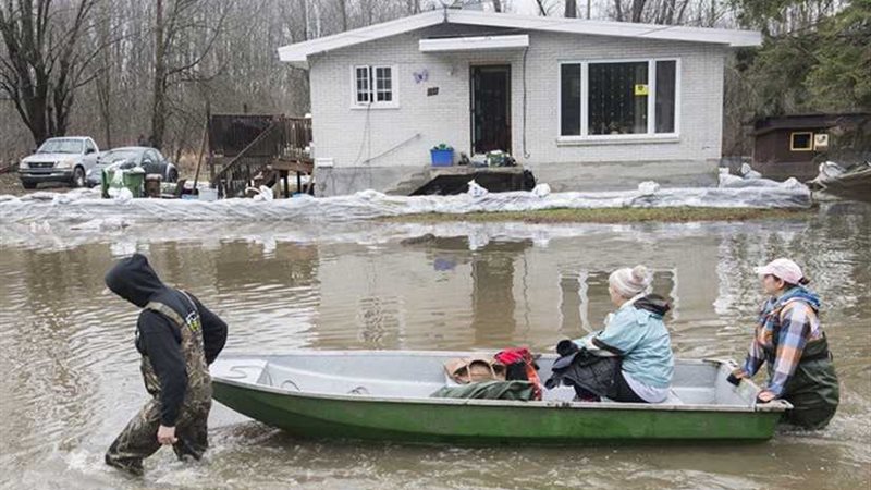 إجلاء آلاف الأشخاص