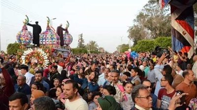 احتفالات وزهور نهارًا.. وحرق دمية 