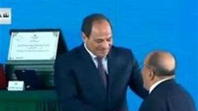 السيسي يكرم عددًا من العمال والقيادات النقابية في عيدهم
