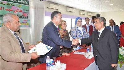 محافظ بني سويف يكرم 110 أسر وأمهات مثاليات لرعايتهم لأيتام