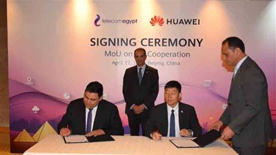 المصرية للاتصالات توقع اتفاق تعاون مع شركة صينية لمد كابلات الألياف الضوئية في مصر
