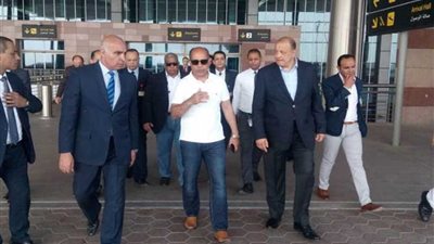 وزير الطيران المدني يتفقد مطار الغردقة الدولي ويهنئ العاملين والمسافرين بالأعياد