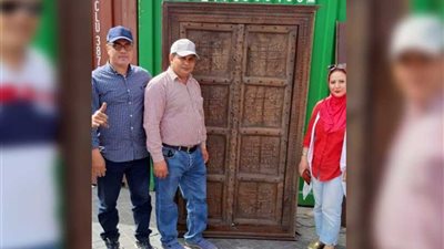 جمارك السخنة تحبط محاولة تهريب باب أثري من العصر العثماني