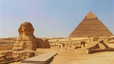 حقيقة صعود شاب مصري فوق قمة هرم خوفو