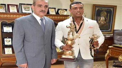محافظ أسيوط يكرم ضابط شرطة لفوزه بالميدالية الذهبية في البطولة العربية لكمال الأجسام