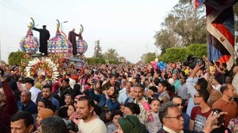 احتفالات وزهور نهارًا..