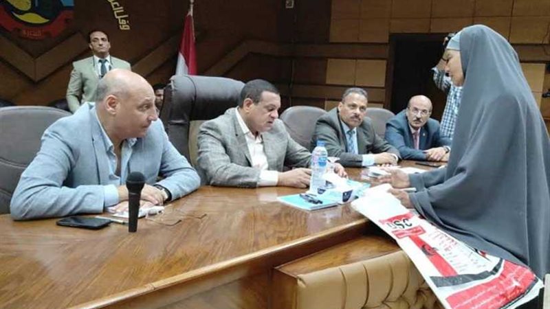 محافظ البحيرة يلتقي