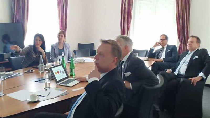 وزيرة السياحة تبحث