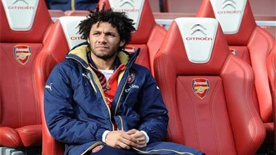 محمد النني على مقاعد بدلاء أرسنال في مباراته أمام فالنسيا بالدوري الأوروبي
