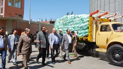 محافظ البحيرة يتفقد صوامع الغلال بدمنهور ويلتقي المزارعين