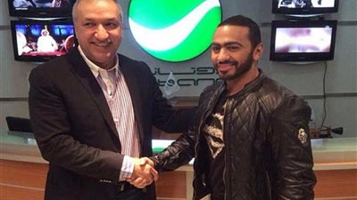 تامر حسني يوقع عقد انضمامه إلى 