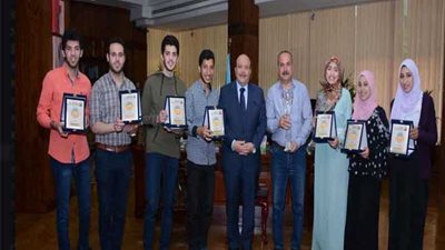 رئيس جامعة طنطا يكرّم الطلاب الفائزين بكأس المركز الأول لعباقرة الجامعات