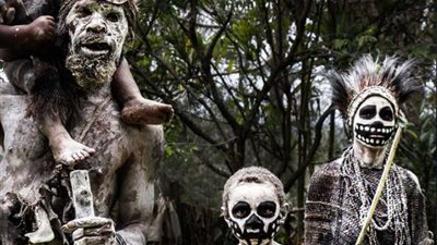 بالصور.. يأكلون لحم موتاهم في العزاء ويفوز المقربون بالقلب والمخ