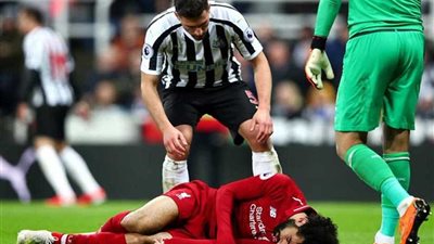 صحافة إنجلترا تهتز من صدمة سقوط «صلاح» وإصابته قبل لقاء برشلونة