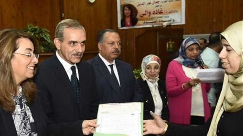 وزيرة التضامن توزع