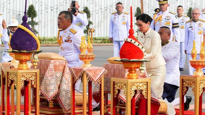 بدء مراسم تتويج ملك