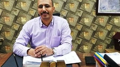 إضافة إنارة ليد تحذيرية باللون الأحمر على أعمدة الإنارة بالطرق الرئيسية بمدينة الشروق