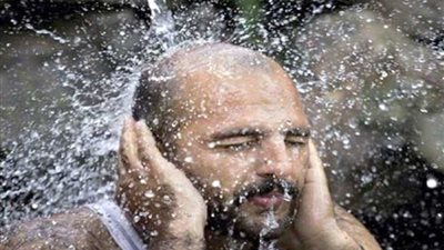 تعرف على حكم صب الماء على الجسم أثناء الصوم