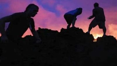 سقوط سائح في فوهة بركان مستعر