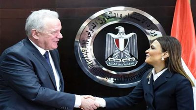 مفوض الاتحاد الأوروبي للتعاون الدولي: السيسي يقود مصر للقيام بدور محوري في المنطقة