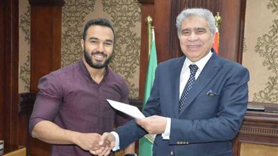 محافظ المنيا يكرّم الأول على الجمهورية في مصارعة الذراعين