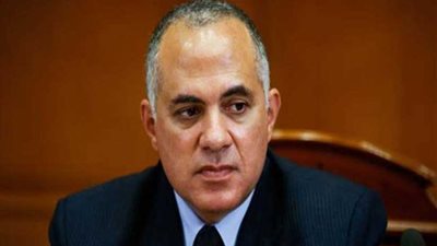 وزير الري يبحث مع قيادات الوزارة سير العمل في مختلف القطاعات