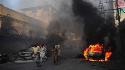 مصرع وإصابة 33 شخصًا في انفجار قنبلة شرق باكستان